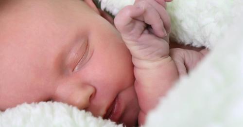 Mutter lässt lebenserhaltende Geräte abschalten - plötzlich atmet Baby von allein