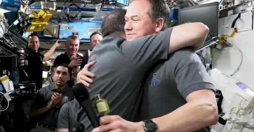 Bewegender Moment auf der ISS: Russischer Kosmonaut und Nasa-Astronaut umarmen sich