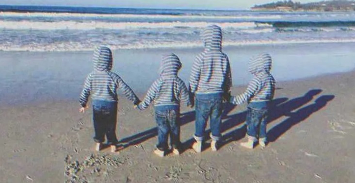 Familie mit nur einem Kind adoptiert Drillinge, Junge bringt sie ans Meer, wo sie täglich auf ihre Eltern warten   Story des Tages