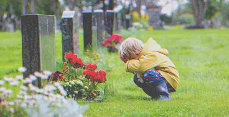 Jeden Tag rennt der kleine Junge vom Stiefvater zum Grab seiner Mutter und trifft dort auf ihr Ebenbild – Story des Tages