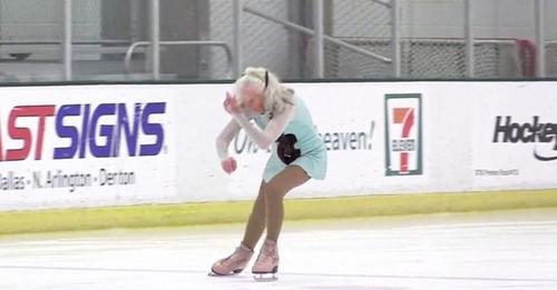 Menge applaudiert Eiskunstläuferin, die mit 90 Jahren immer noch gute Moves draufhat