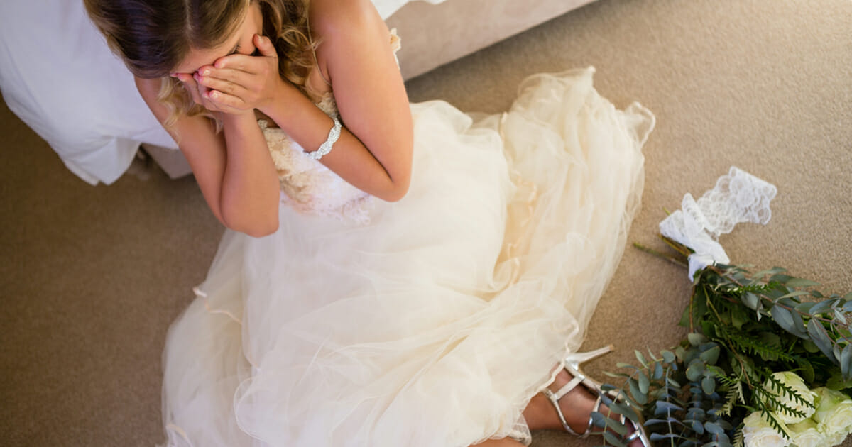 Frisch verheiratete Braut fordert Scheidung am Tag nach der Hochzeit – Ehemann drückt ihren Kopf am Hochzeitstag in Torte