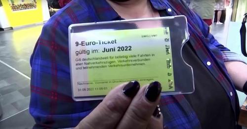 9 Euro Ticket sorgt für überfüllte Bahnhöfe und Züge – Punks auf Sylt