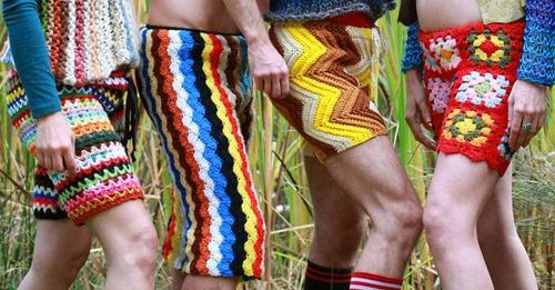 Die neueste Mode für Männer: Gehäkelte Hosen aus recycelten alten Decken. Was halten Sie davon?