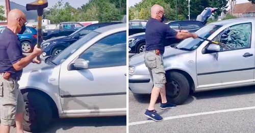 Mann schlägt Autofenster ein, um einen Hund zu retten, der von seinem Besitzer an einem heißen Tag im Auto zurückgelassen wurde