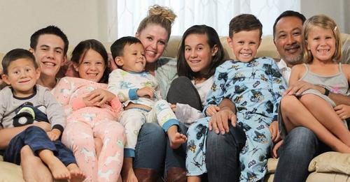 Paar mit 5 Kindern adoptiert 7 Geschwister, die ein Jahr in einem Heim verbrachten, nachdem die Eltern bei einem Autounfall ums Leben kamen