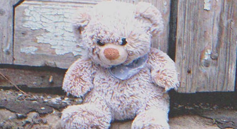 Mädchen gibt stummem Jungen Teddy, 20 Jahre später findet sie dasselbe Spielzeug vor der Tür – Story des Tages