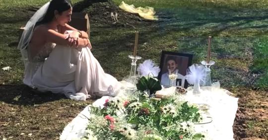 Eine Braut mit gebrochenem Herzen trägt ihr Brautkleid am Grab des Verlobten, der wenige Tage vor ihrer Hochzeit erschossen wurde