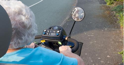 87-Jährige fährt mit elektrischem Rollstuhl auf die Autobahn