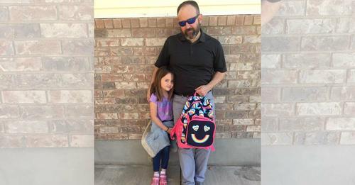 Vater von sechsjährigem Mädchen steht seiner Tochter in peinlicher Situation bei