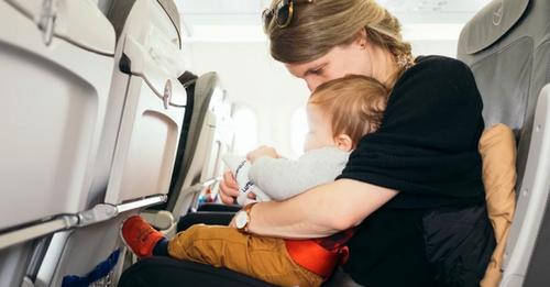 Er gibt den Launen des Kindes neben ihm im Flugzeug nicht nach: Ein Streit mit dessen Mutter bricht aus