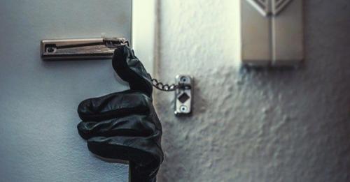Einbrecher im Haus: 10 Verhaltenstipps für zwei Szenarien