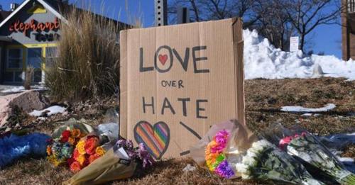 Tödliche Schießerei in LGBTQ Nachtclub: Polizei ermittelt wegen des Verdachts auf Hassverbrechen