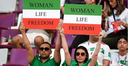 Irans Gänsehaut Moment: Fans demonstrieren auf den Rängen – Spieler schweigen bei Hymne