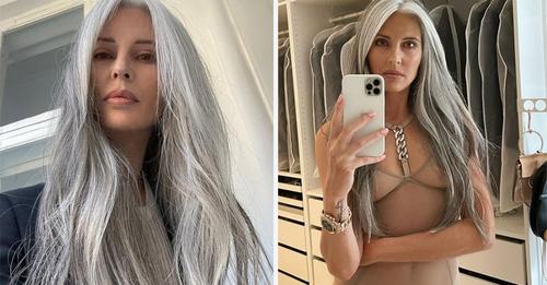 54 jährige Frau beschließt, ihr graues Haar natürlich zu lassen – jetzt inspiriert sie Tausende von Frauen