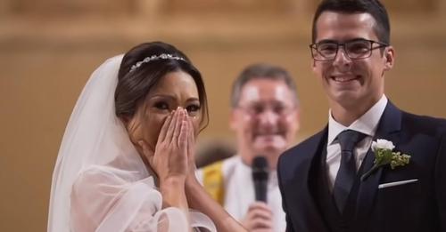 Eine Braut verdeckt ihr Gesicht und weint, weil ihre Schüler mit Down Syndrom bei ihrer Hochzeit auftauchen