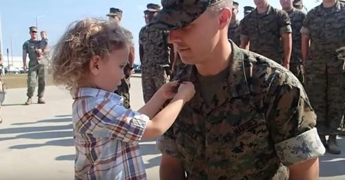 Marinesoldat ist mitten in der Zeremonie   3 jähriger Sohn steht auf und sagt  Guten Tag, meine Herren .