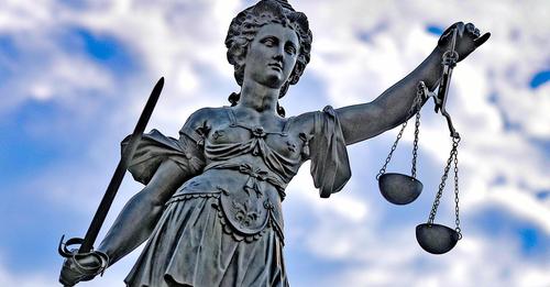 Reutlingen: 71 jähriger Anwalt vergewaltigt Asylbewerber – Gericht erteilt Berufsverbot