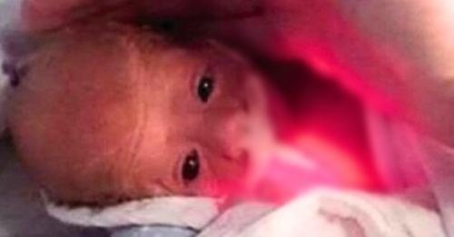 Bei seiner Geburt wog er nur 600 Gramm: heute ist er ein Kind mit wunderschönen blauen Augen.