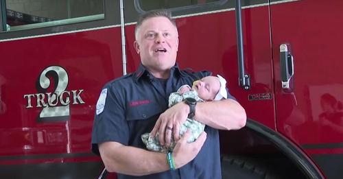 Feuerwehrmann bringt erstes Enkelkind zur Welt, als seine Tochter auf der Feuerwache auf die Toilette geht